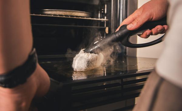 Discover the natural way to effectively clean your oven, even tackling stubborn dirt!