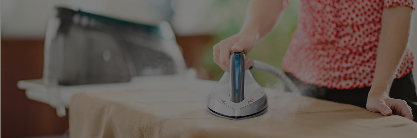 L'immagine mostra il ferro da stiro Polti La Vaporella XT120C, ideata per durare